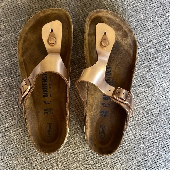BIRKENSTOCK Gizeh Metallic Sandal! - Picture 7 of 10
